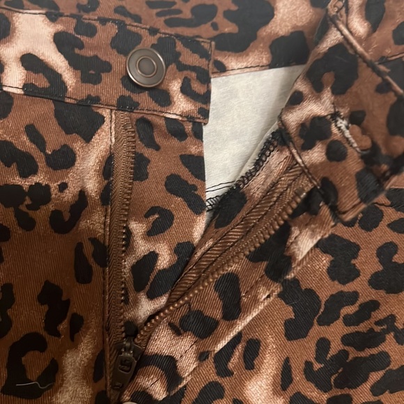 Women’s PEACH LOVE, 100% Cotton, Leopard Print, 5-Pocket Shorts, Size Small - Picture 3 of 5